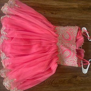 Homecoming dress size 6 worn once! Zipper on the side!